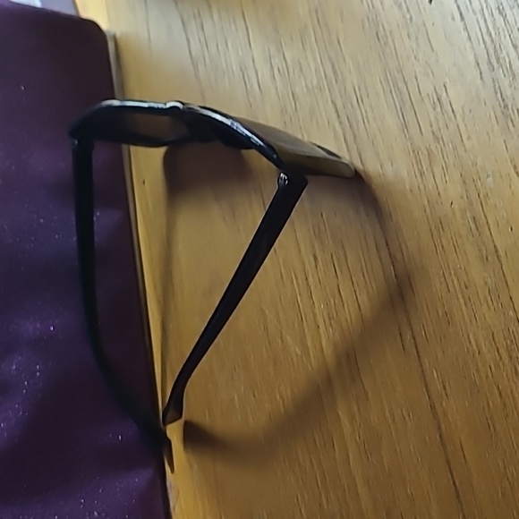 Black sun glasses - Picture 3 of 3